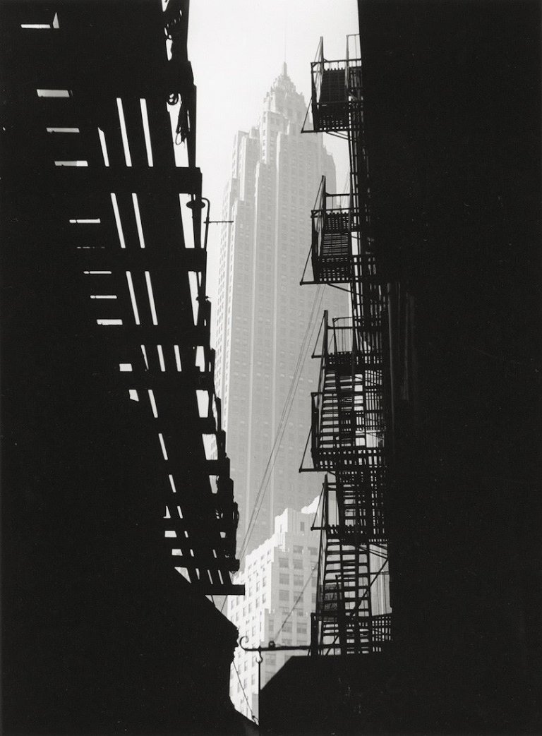 Auf diesem Bild ist das folgende Kunstwerk zu sehen: Andreas Feininger. Das städtische Verwaltungsgebäude in der Pine Street, Feuerleitern und Teil des Hochbahngerüsts. 1940er Jahre.