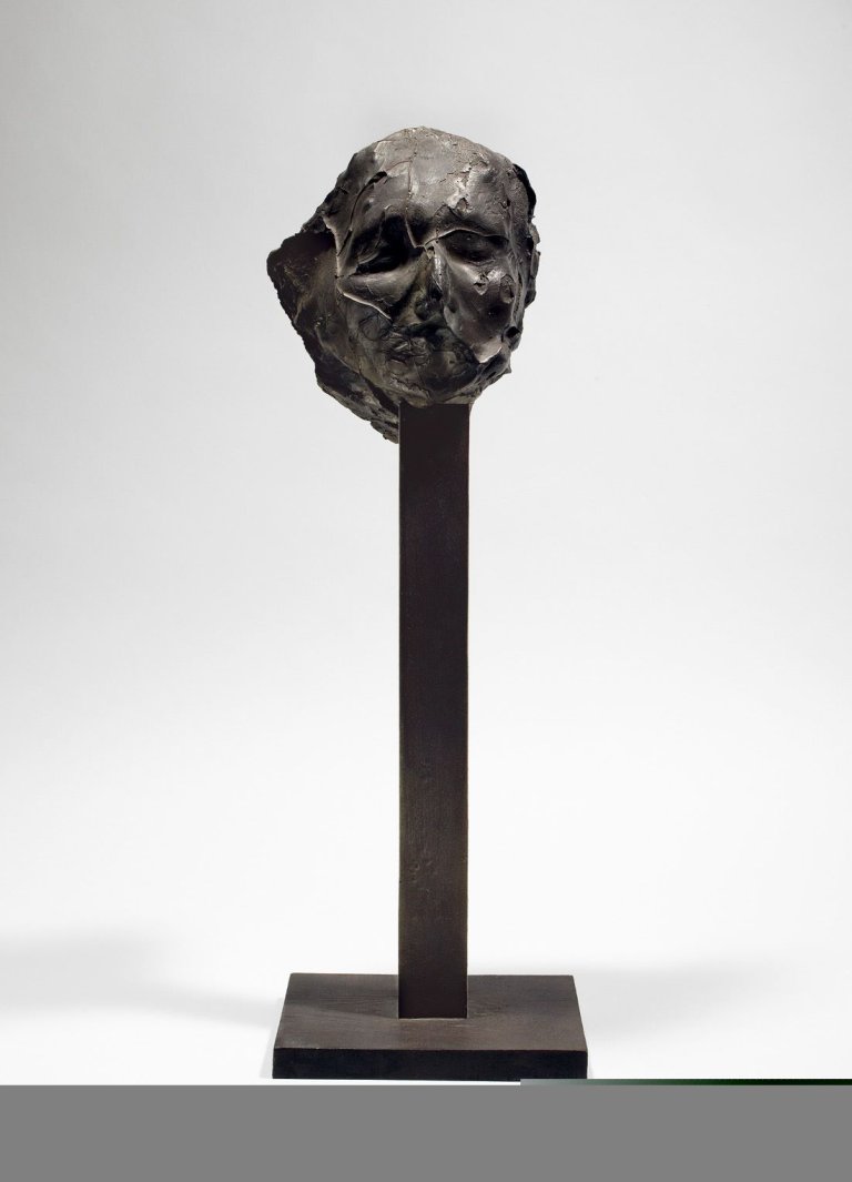 Auf diesem Bild ist das folgende Kunstwerk zu sehen: Magdalena Abakanowicz. Face X. 1986.