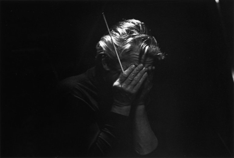 Auf diesem Bild ist das folgende Kunstwerk zu sehen: Robert Lebeck. „Herbert von Karajan“, St. Moritz. 1969.