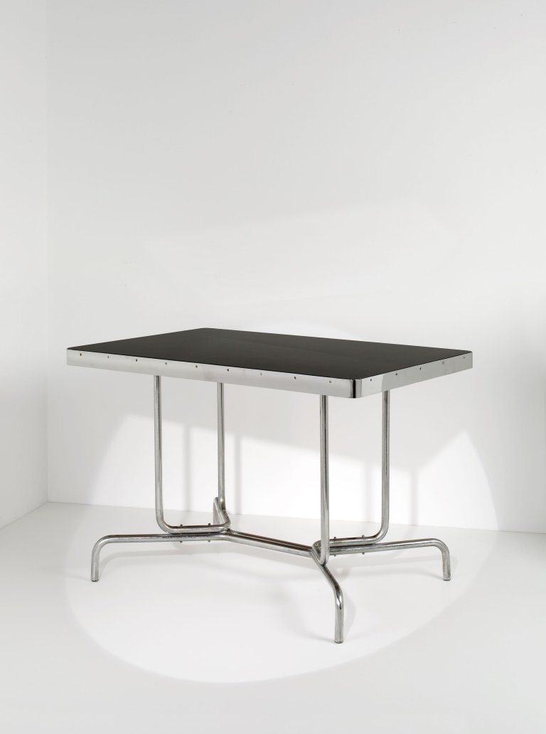 Auf diesem Bild ist das folgende Kunstwerk zu sehen: Marcel Breuer. Caféhaustisch mit Glasplatte – Modell: B 57. 1930.