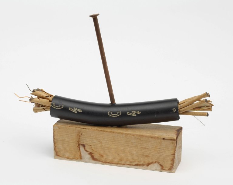 Auf diesem Bild ist das folgende Kunstwerk zu sehen: Günther Uecker. „Kurzer Weg“. 1983.