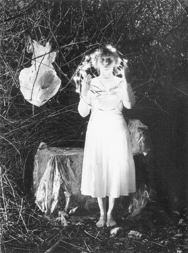 Auf diesem Bild ist das folgende Kunstwerk zu sehen: Dieter Appelt. Ophelia mit Lichterkranz, aus dem Portfolio „Erinnerungsspur – Statische Vibration“. 1978.