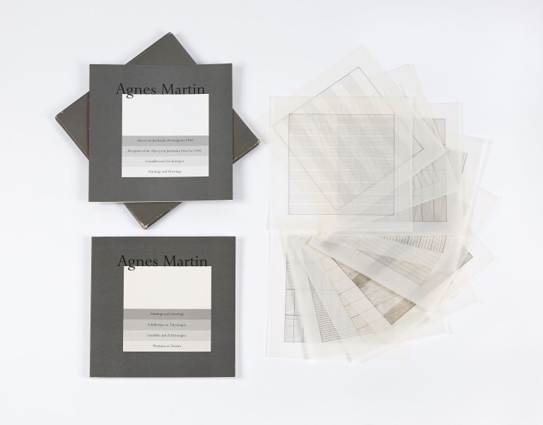 Auf diesem Bild ist das folgende Kunstwerk zu sehen: Agnes Martin. „Agnes Martin - Paintings and Drawings 1974-1990“. 1990/91.