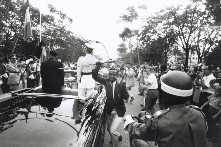 Auf diesem Bild ist das folgende Kunstwerk zu sehen: Robert Lebeck. „Der gestohlene Säbel. König Baudouin von Belgien in Leopoldville am 29.6.1960“.