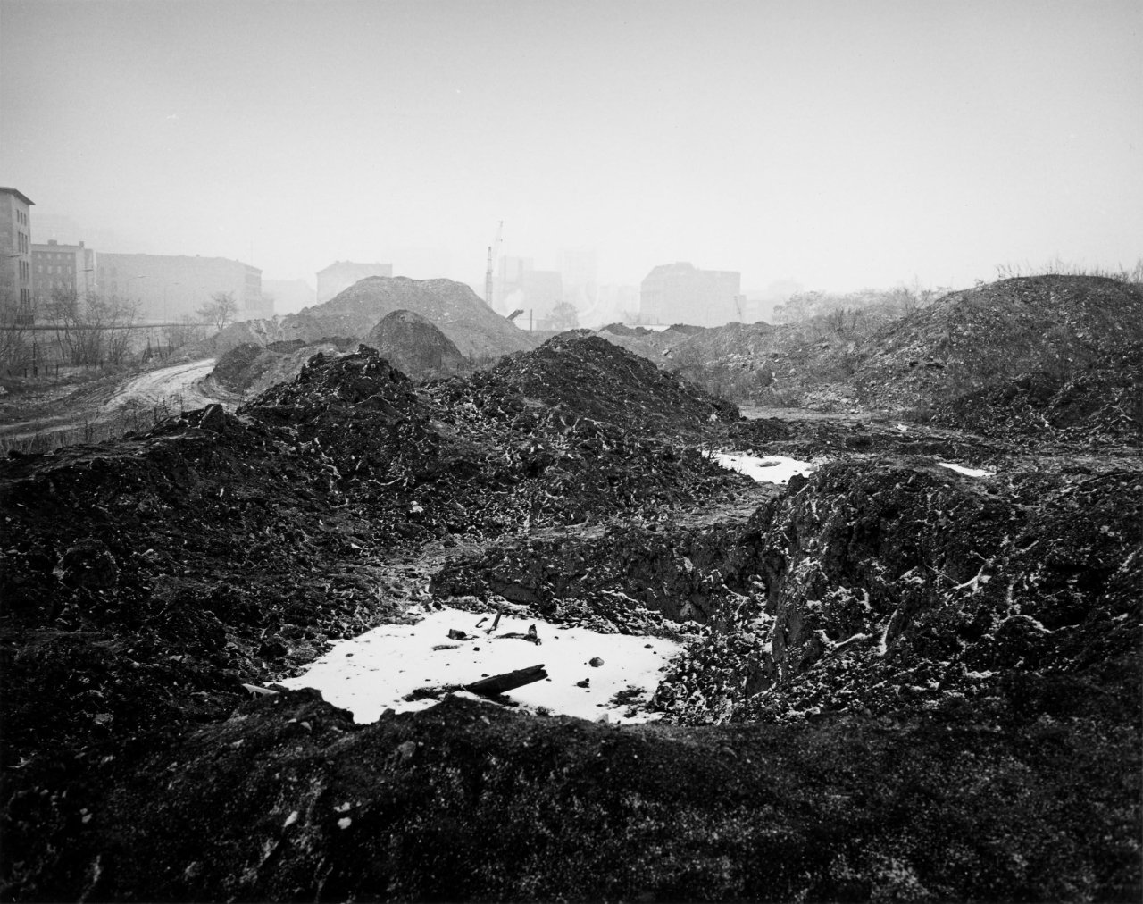 Auf diesem Bild ist das folgende Kunstwerk zu sehen: Thomas Lüttge. „Gelände am Gropiusbau, W-Berlin“. 1984.