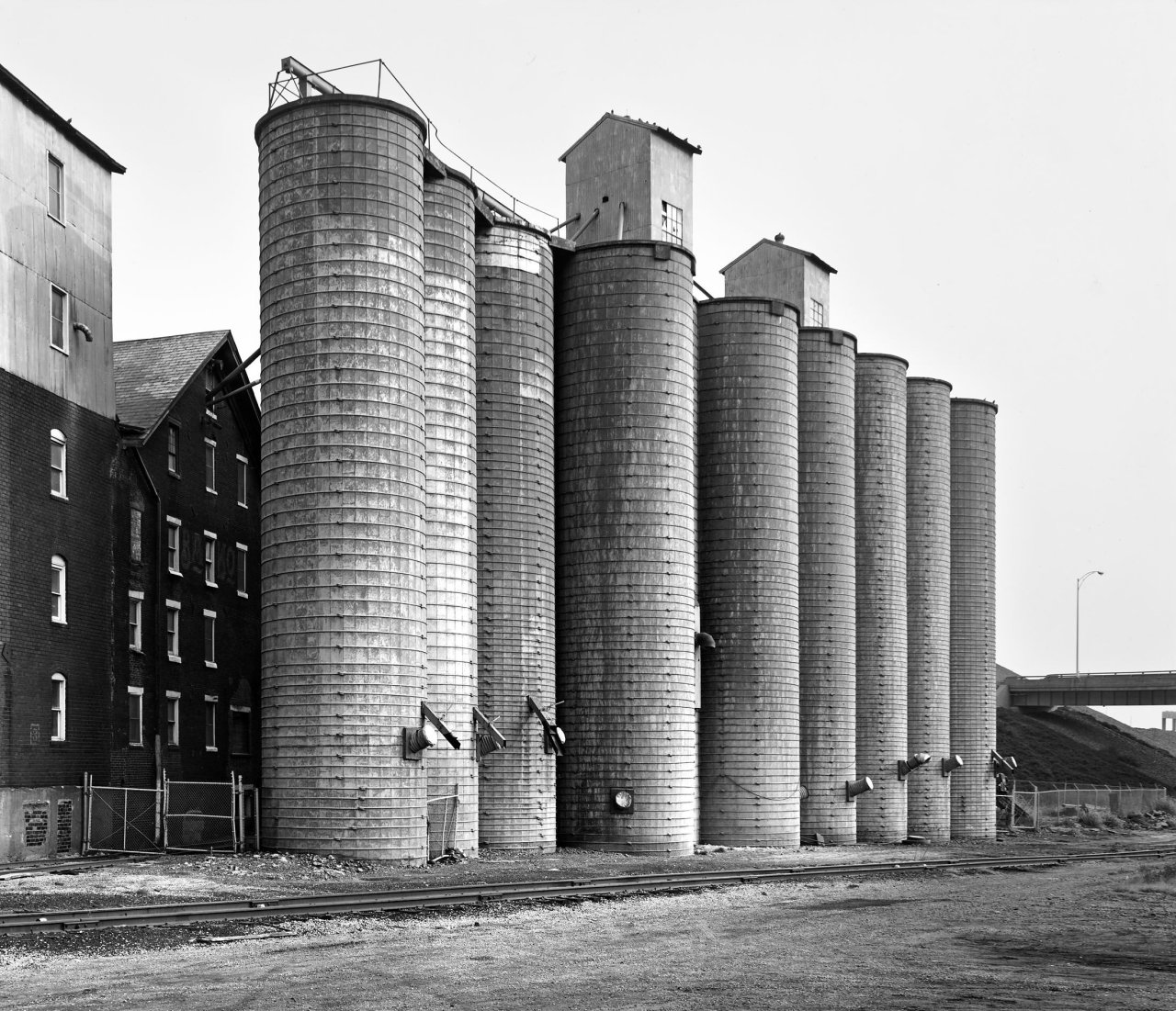 Auf diesem Bild ist das folgende Kunstwerk zu sehen: Bernd und Hilla Becher (Siegen 1931 - 2007 Rostock / Potsdam 1934 - 2015 Düsseldorf). Getreidesilo, Canton, Ohio, USA. 1977.
