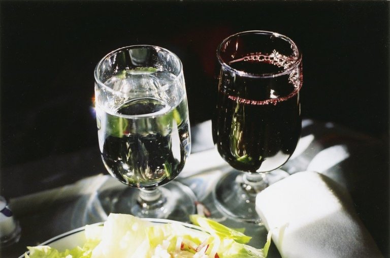 Auf diesem Bild ist das folgende Kunstwerk zu sehen: Wolfgang Tillmans. Water & Wine. 2001.