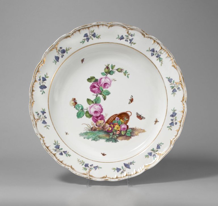 Auf diesem Bild ist das folgende Kunstwerk zu sehen:  KPM Königliche Porzellan-Manufaktur Berlin. Große Platte aus dem Tafelservice für König Friedrich den Großen – Neuglatt mit umgestürztem Blumenkorb für das Schloß Charlottenburg. 1772.