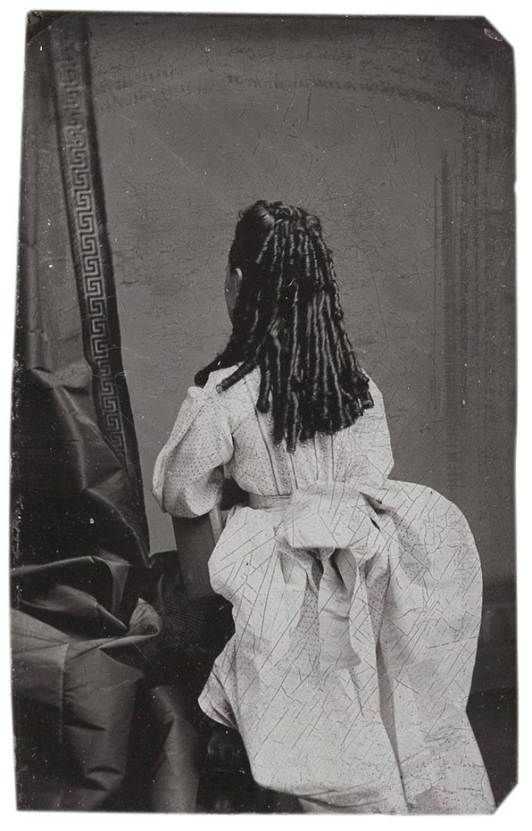 Auf diesem Bild ist das folgende Kunstwerk zu sehen:  Anonym. Ohne Titel (Rückansicht eines Mädchens mit Korkenzieherlocken).  1880er Jahre.