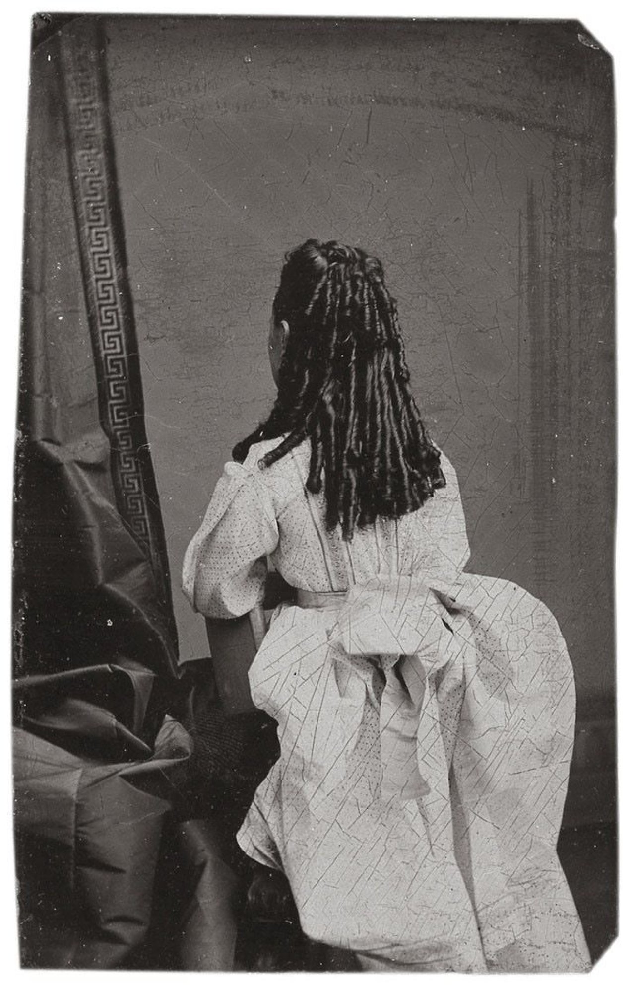 Auf diesem Bild ist das folgende Kunstwerk zu sehen:  Anonym. Ohne Titel (Rückansicht eines Mädchens mit Korkenzieherlocken).  1880er Jahre.