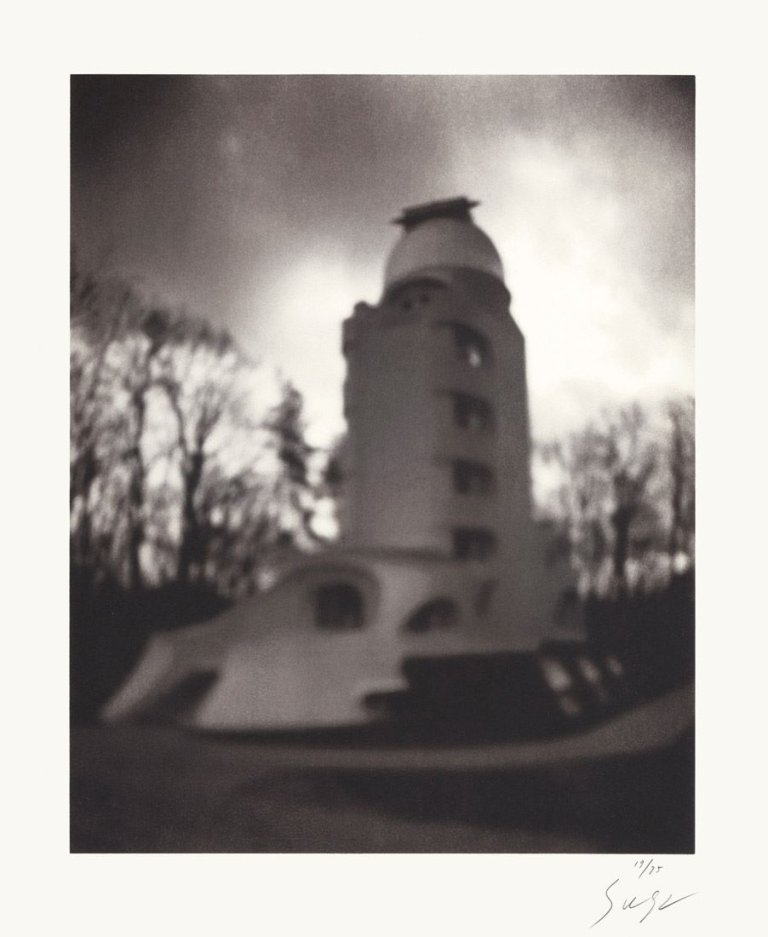 Auf diesem Bild ist das folgende Kunstwerk zu sehen: Hiroshi Sugimoto. „Einstein Tower“. 2008.