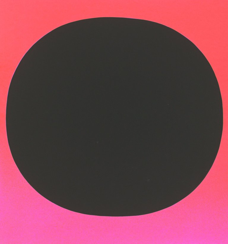 Auf diesem Bild ist das folgende Kunstwerk zu sehen: Rupprecht Geiger. „Rundes Schwarz/schwarz auf leuchtrot kalt bis rot-orange“. 1968.