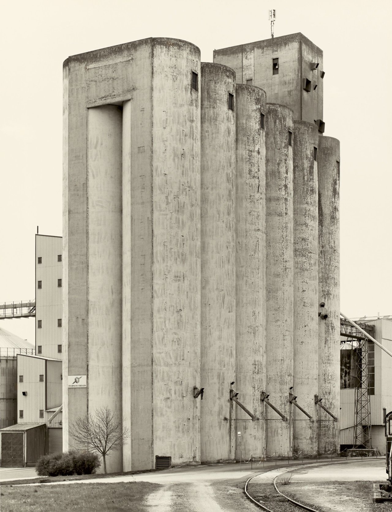 Auf diesem Bild ist das folgende Kunstwerk zu sehen: Bernd und Hilla Becher (Siegen 1931 - 2007 Rostock / Potsdam 1934 - 2015 Düsseldorf). „GRAIN ELEVATOR. FÈRE-CHAMPENOISE, F.“. 2006.
