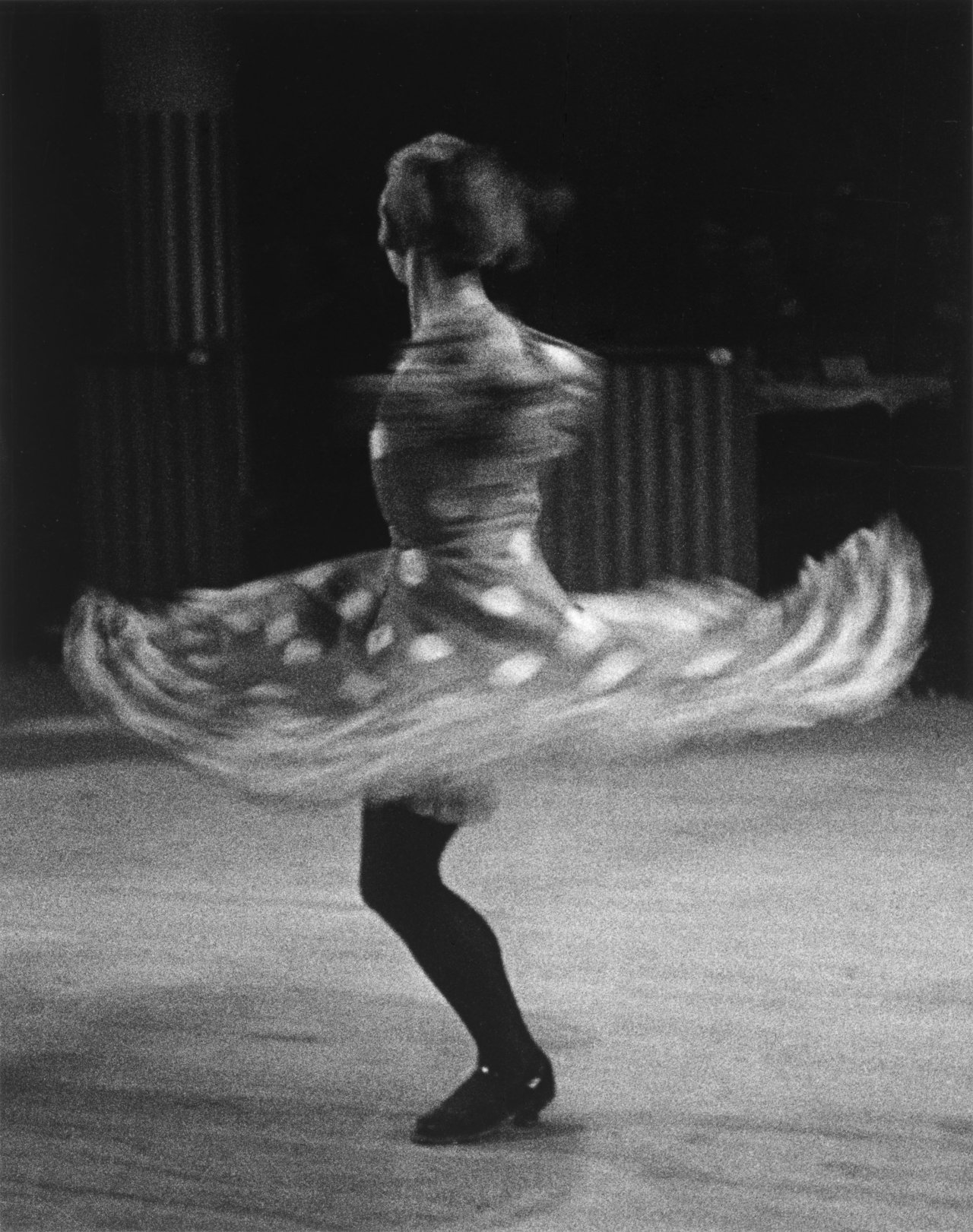Auf diesem Bild ist das folgende Kunstwerk zu sehen: Ilse Bing. Danseuse. French Cancan. Paris, Moulin Rouge. 1931.