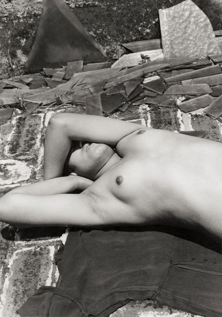 Auf diesem Bild ist das folgende Kunstwerk zu sehen: Manuel  Álvarez Bravo. Nude with glass. 1938.
