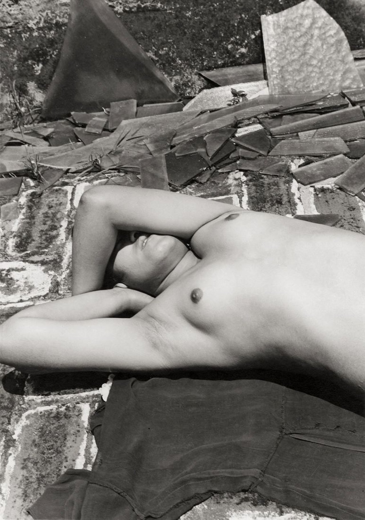 Auf diesem Bild ist das folgende Kunstwerk zu sehen: Manuel  Álvarez Bravo. Nude with glass. 1938.