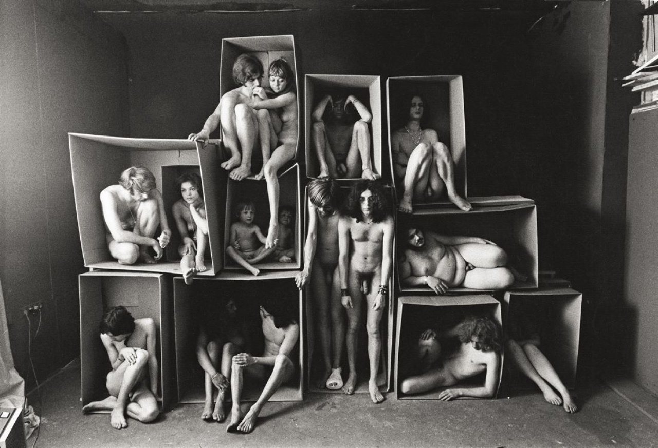 Auf diesem Bild ist das folgende Kunstwerk zu sehen: Will McBride. „Hairdarsteller / Pappkartons, München“. 1968.