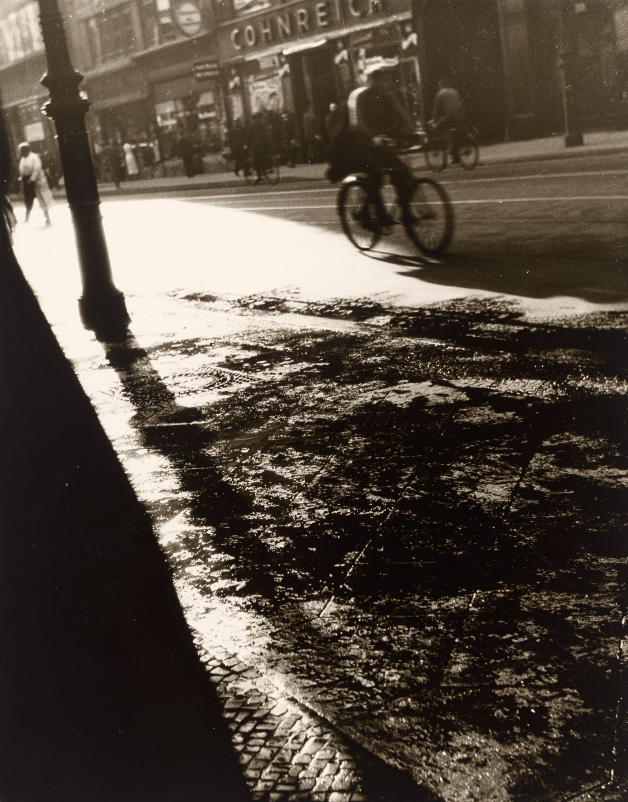 Auf diesem Bild ist das folgende Kunstwerk zu sehen: György Kepes. „Berlin“. 1930.