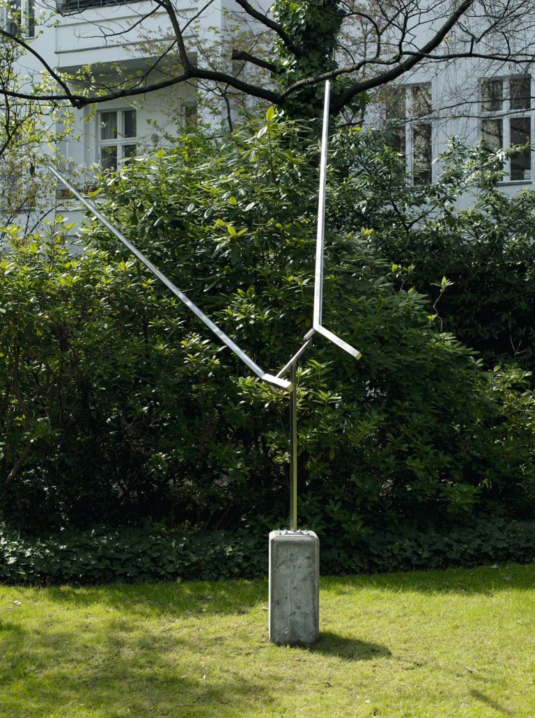 Auf diesem Bild ist das folgende Kunstwerk zu sehen: George Rickey. „Two Lines Up Excentric, Variation III“. 1975.