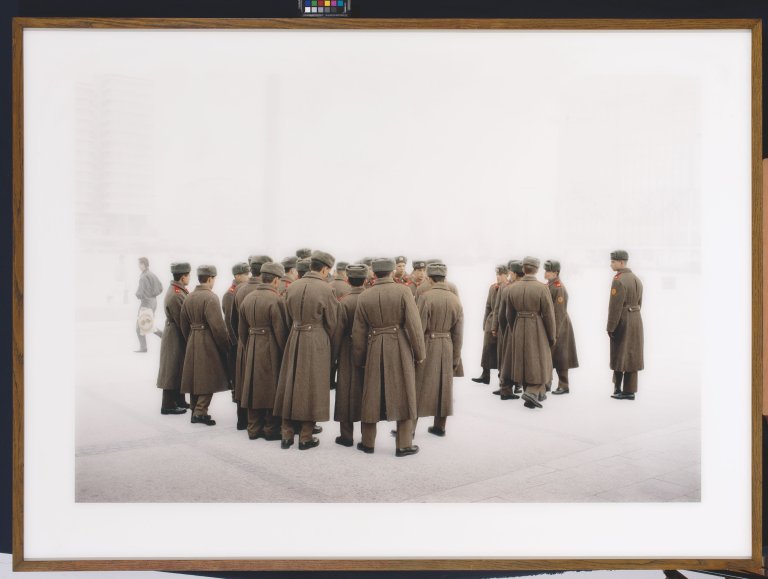 Auf diesem Bild ist das folgende Kunstwerk zu sehen: Wim Wenders. On Alexanderplatz, Berlin. 1992.