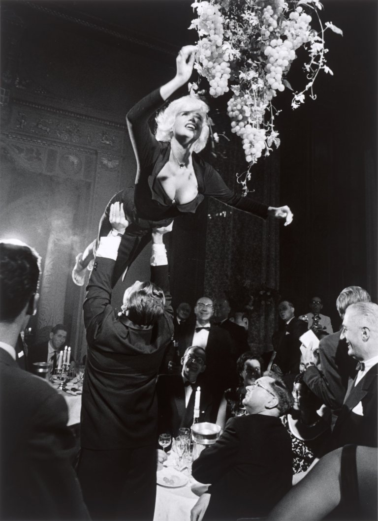 Auf diesem Bild ist das folgende Kunstwerk zu sehen: Robert Lebeck. „Jayne Mansfield bei der Weinprobe im Hotel Gehrhus in Berlin“. 1961.