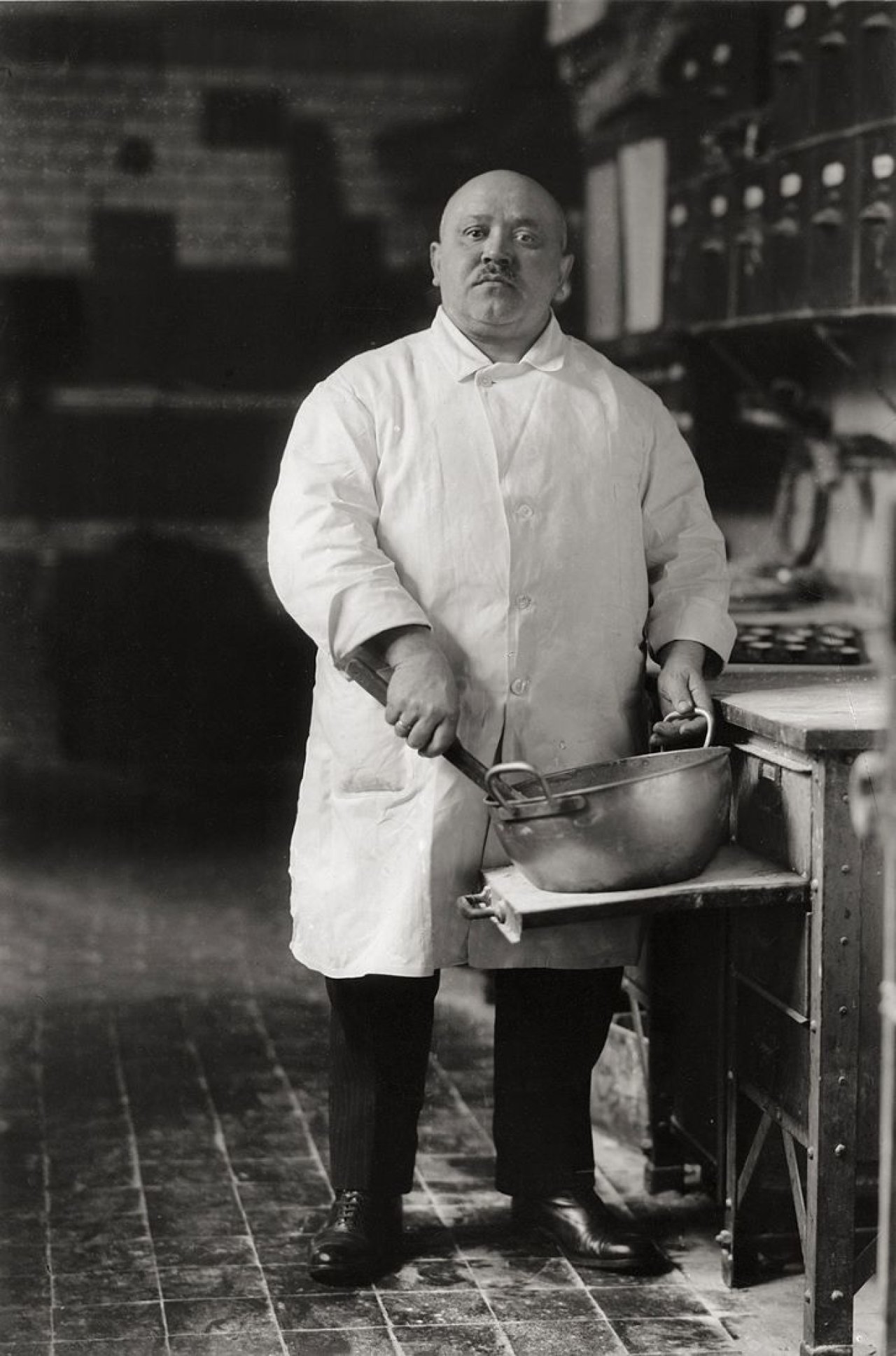 Auf diesem Bild ist das folgende Kunstwerk zu sehen: August Sander. Konditormeister, Köln-Lindenthal. Um 1928.