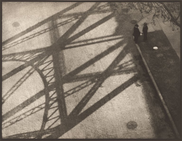 Auf diesem Bild ist das folgende Kunstwerk zu sehen: Paul Strand. Photograph - New York. 1917.