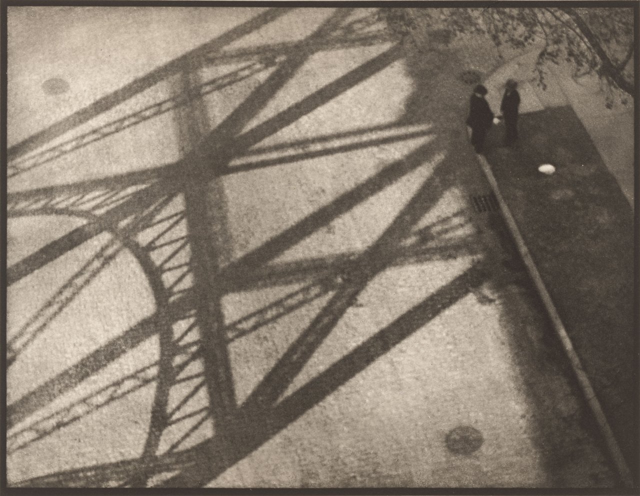 Auf diesem Bild ist das folgende Kunstwerk zu sehen: Paul Strand. Photograph - New York. 1917.