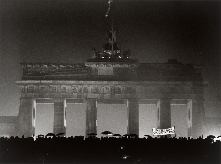 Auf diesem Bild ist das folgende Kunstwerk zu sehen: Barbara Klemm. „Öffnung des Brandenburger Tors, Berlin, 22. Dezember, 1989“.