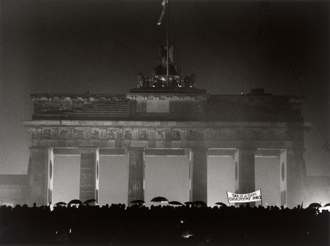 Auf diesem Bild ist das folgende Kunstwerk zu sehen: Barbara Klemm. „Öffnung des Brandenburger Tors, Berlin, 22. Dezember, 1989“.