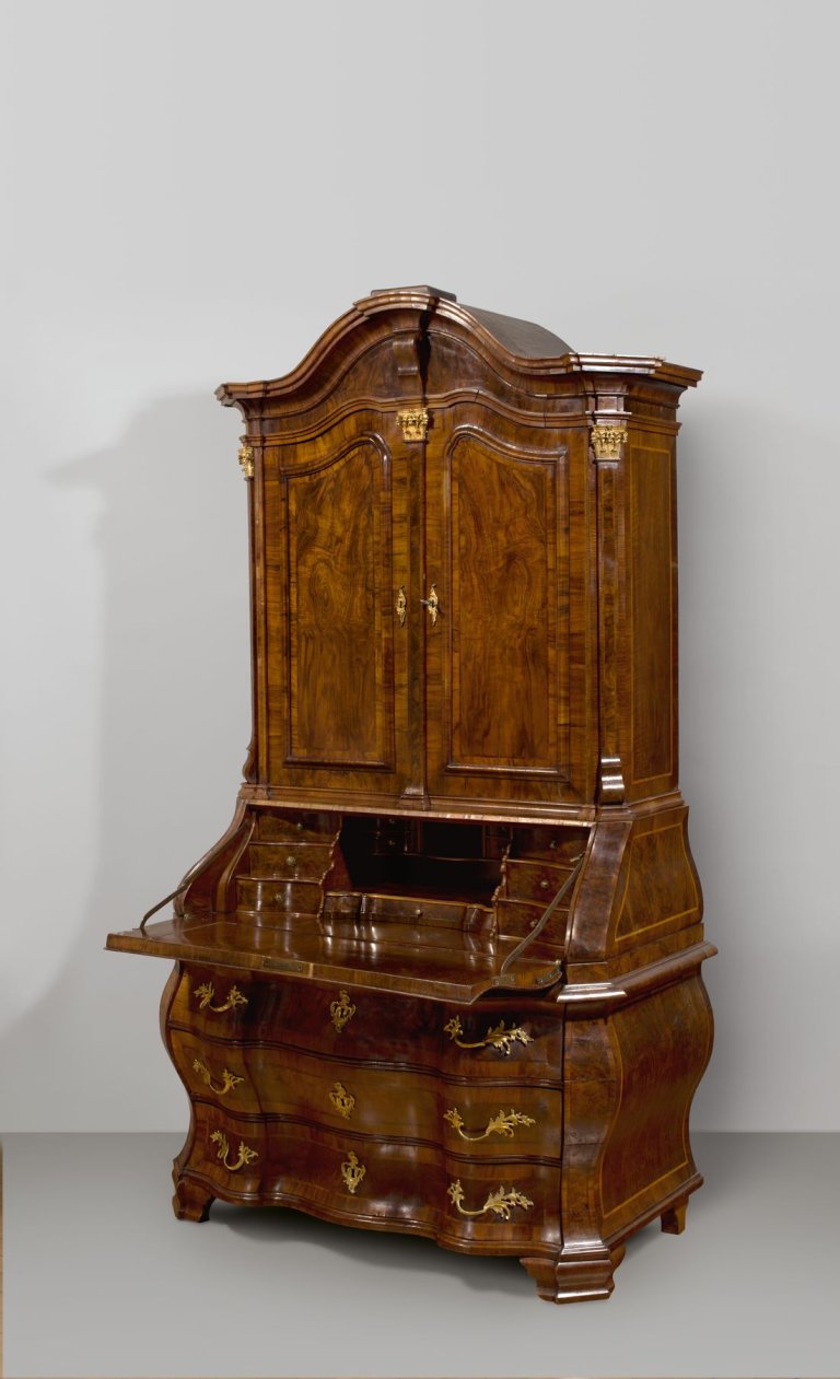 Auf diesem Bild ist das folgende Kunstwerk zu sehen:  Berlin. Friderizianischer Pultschreibschrank – Meisterstück. Um 1760/70.