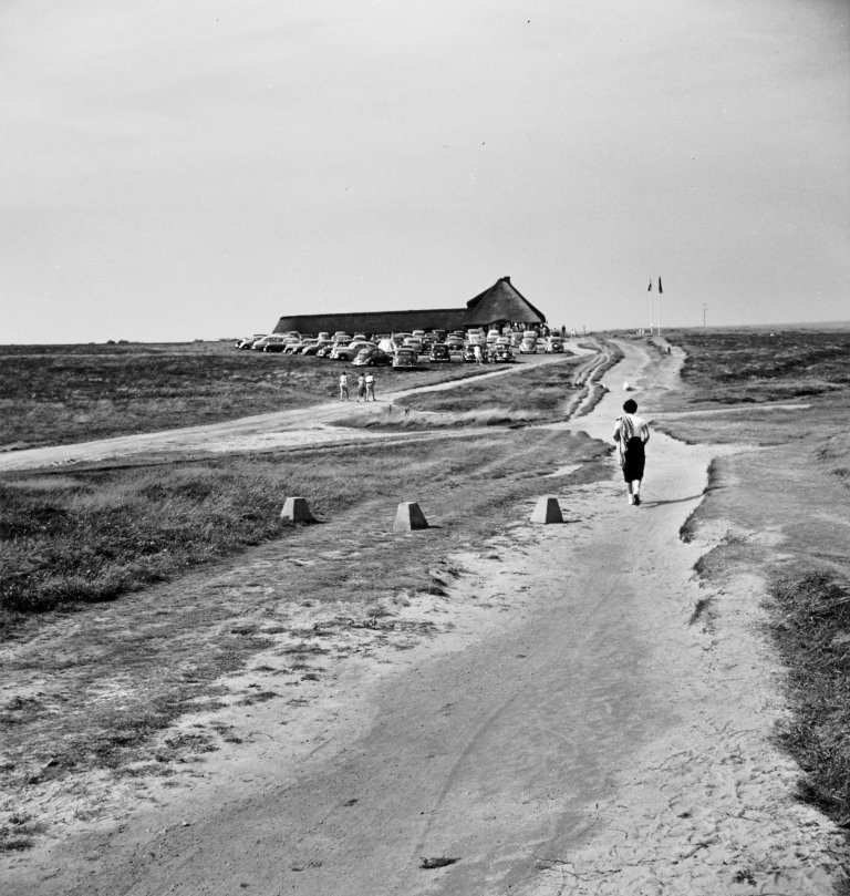 Auf diesem Bild ist das folgende Kunstwerk zu sehen: Bleicke Bleicken. Zu Fuß zum Strand (Kampen). 1958.