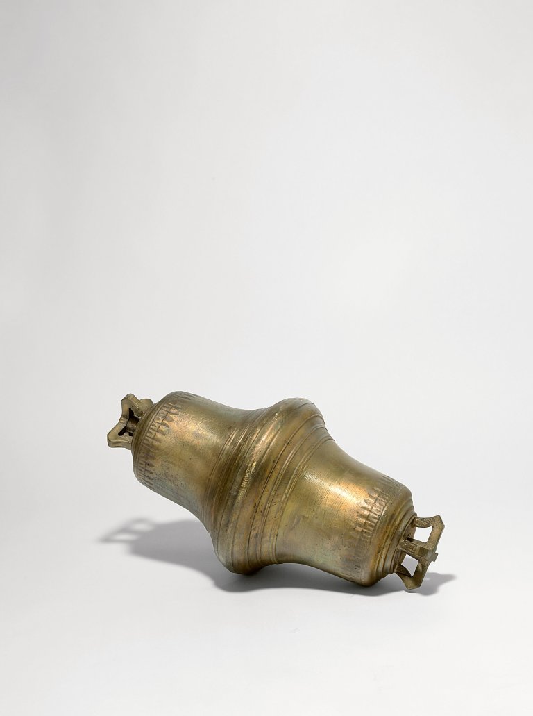 Auf diesem Bild ist das folgende Kunstwerk zu sehen: Kris Martin. „Bells“. 2008.