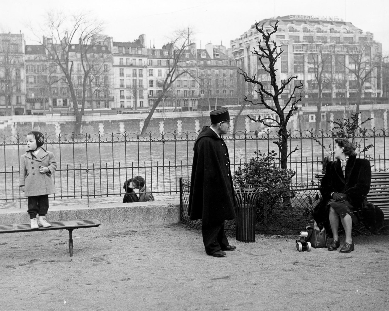 This picture shows the following artwork: Robert Doisneau. Square du Vert-Galant. 1950.