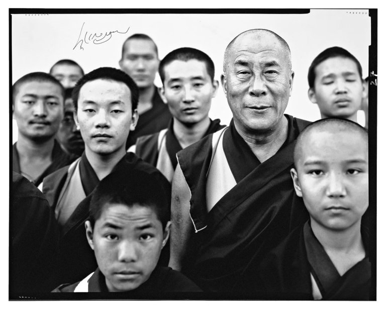 Auf diesem Bild ist das folgende Kunstwerk zu sehen: Richard Avedon. His Holiness the Dalai Lama, Kamataka, India. . 1998.