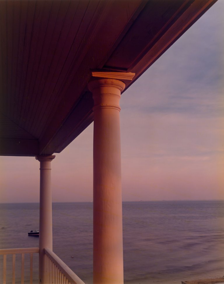 Auf diesem Bild ist das folgende Kunstwerk zu sehen: Joel Meyerowitz. „Porch Series“, Provincetown. 1977.