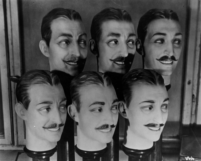 Auf diesem Bild ist das folgende Kunstwerk zu sehen:  Umbo (d.i. Otto Umbehr). Menjou en gros. 1928.