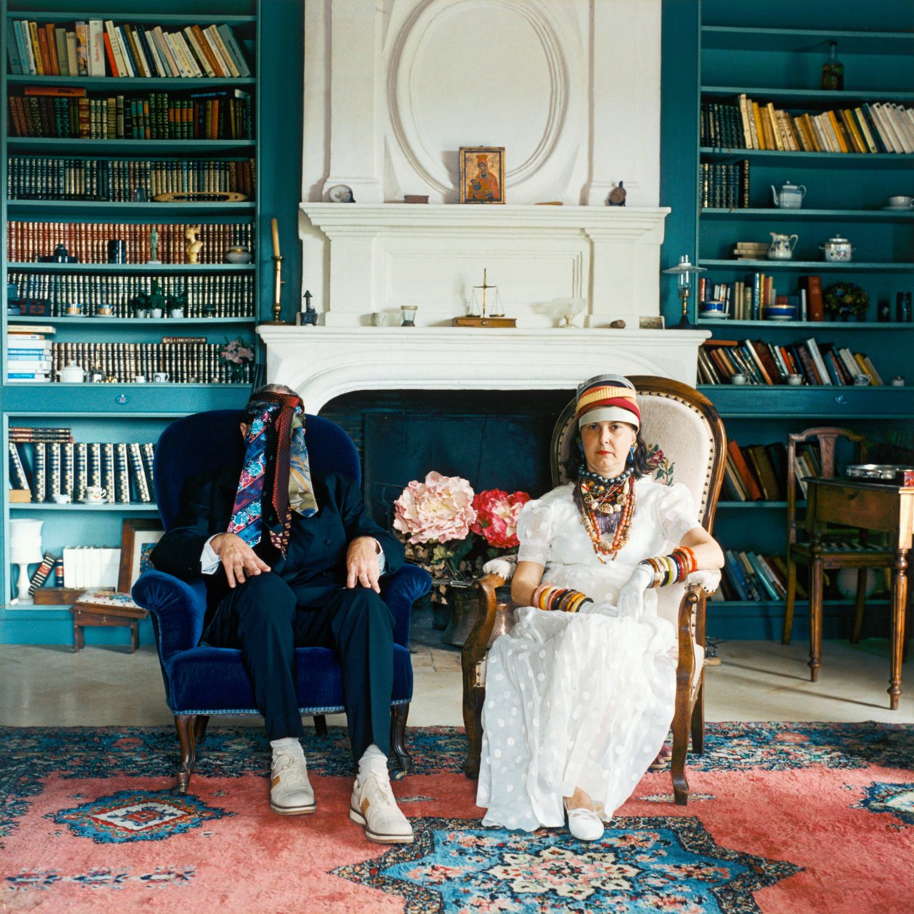 Auf diesem Bild ist das folgende Kunstwerk zu sehen: Delphine Balley. „Mes parents dans le grand salon“, aus der Serie „L'Album de famille - Prélude“, 2002–2010. 2002.