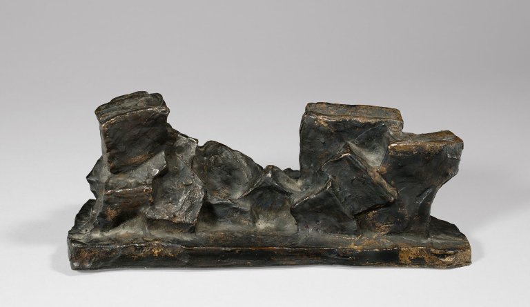 Auf diesem Bild ist das folgende Kunstwerk zu sehen: Fritz Wotruba. „Liegende“. 1962.