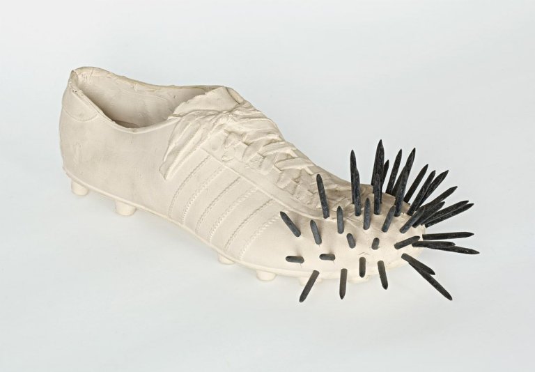 Auf diesem Bild ist das folgende Kunstwerk zu sehen: Günther Uecker (*1930) und Ypsilon Fongi (1936-2012). Uecker-Schuh. 1972.