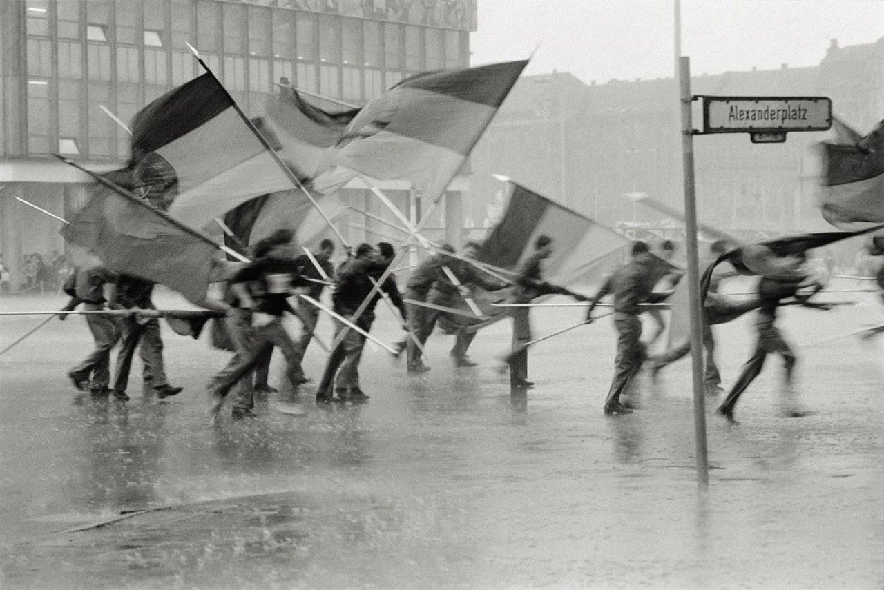 Auf diesem Bild ist das folgende Kunstwerk zu sehen: Harald Hauswald. „Berlin, 1. Mai“. 1987.