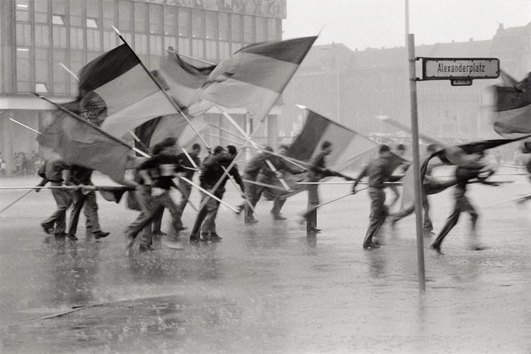Auf diesem Bild ist das folgende Kunstwerk zu sehen: Harald Hauswald. „Berlin, 1. Mai“. 1987.