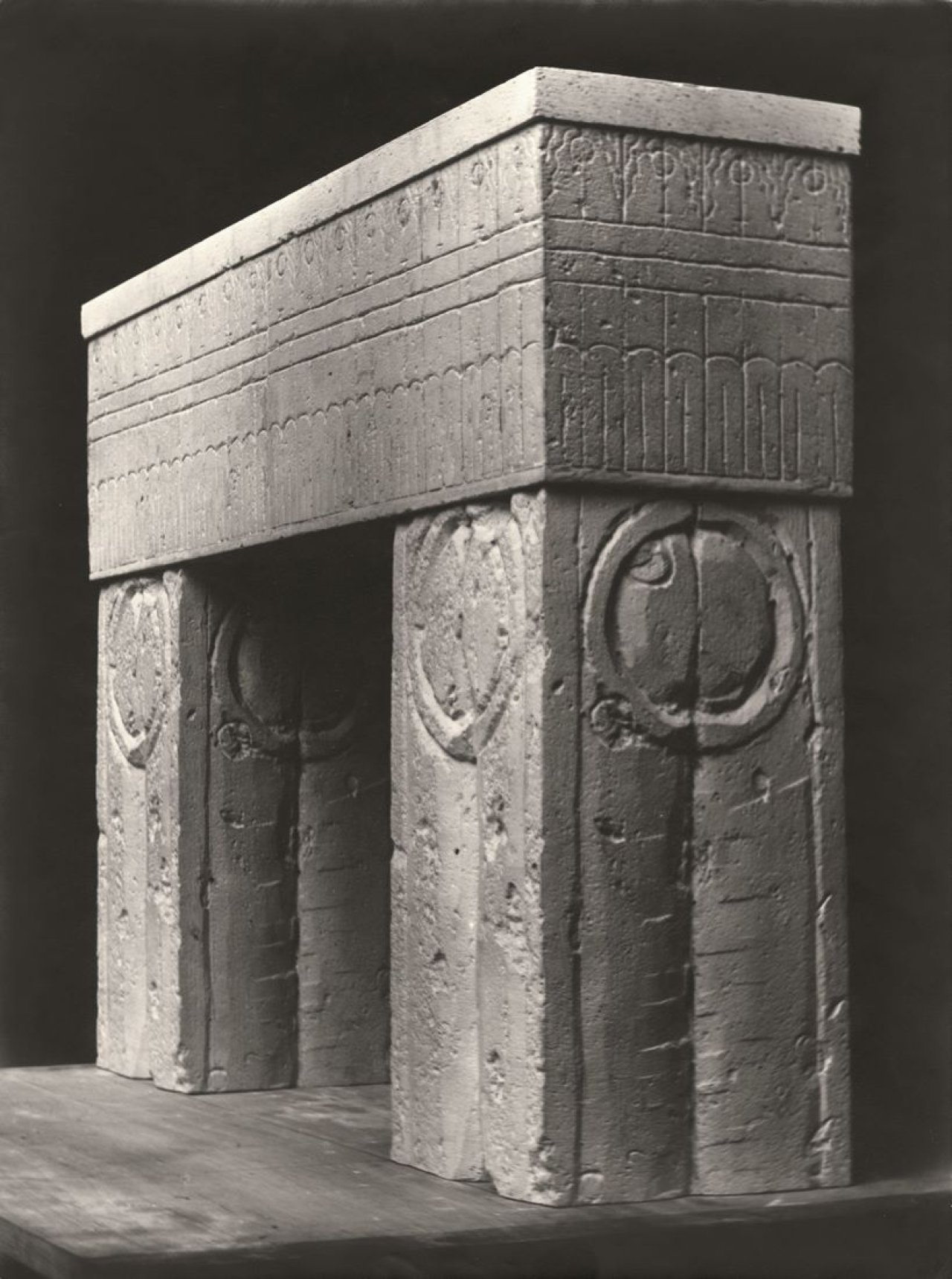 Auf diesem Bild ist das folgende Kunstwerk zu sehen: Constantin Brâncuşi. Maquette de la Porte du baiser (Vue de trois quarts). Um 1935–1937.