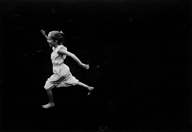 Auf diesem Bild ist das folgende Kunstwerk zu sehen: Antanas Sutkus. „Judie, my daughter, Salakas“. 1984.