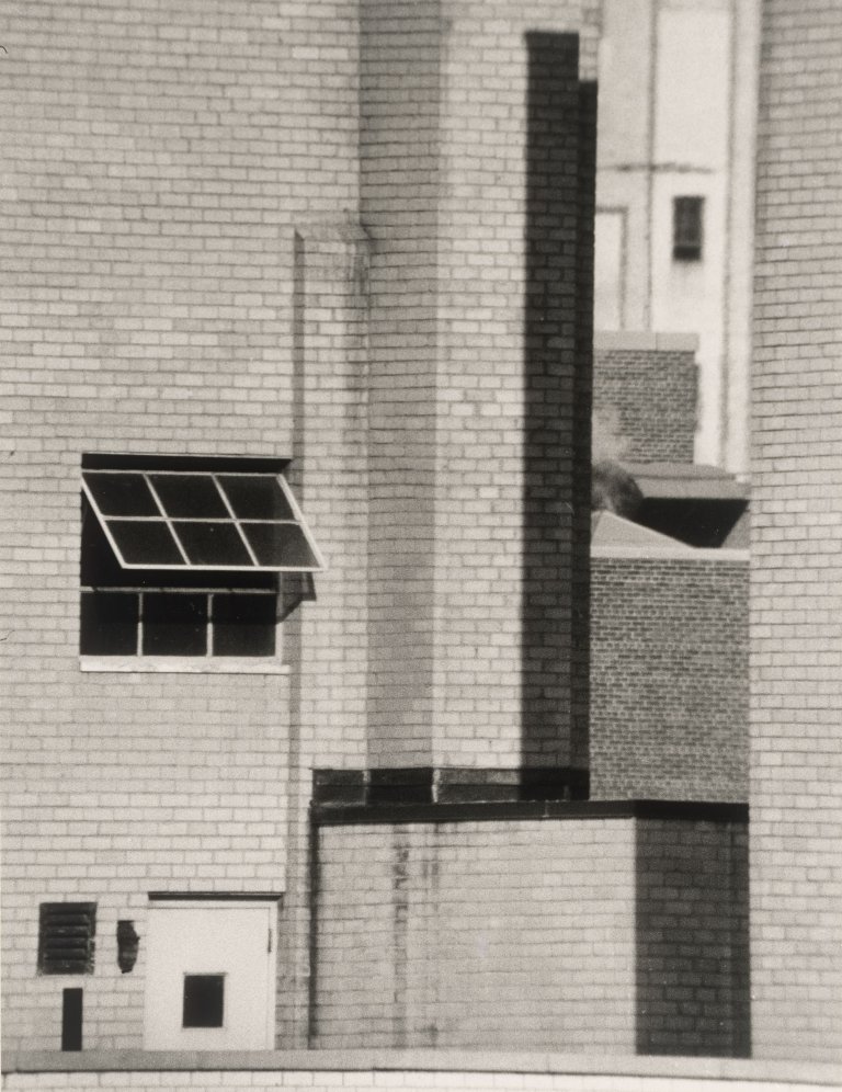 Auf diesem Bild ist das folgende Kunstwerk zu sehen: André  Kertész. Brick Walls, October 23, New York. 1961.