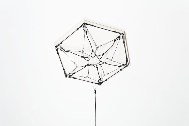 Auf diesem Bild ist das folgende Kunstwerk zu sehen: Tomás Saraceno. „Network 5“. 2011.