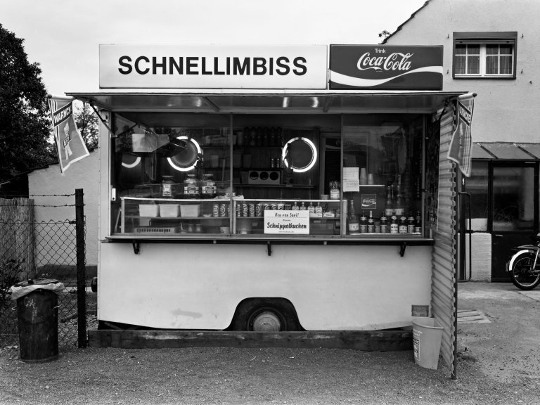 Auf diesem Bild ist das folgende Kunstwerk zu sehen: Tata Ronkholz. „Düsseldorf-Gerresheim, Linienstrasse 141“ (Trinkhalle Nr. 1). 1977.