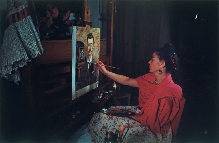 Auf diesem Bild ist das folgende Kunstwerk zu sehen: Gisèle Freund. Frida Kahlo malt ihren Vater, Mexico-City. 1952.