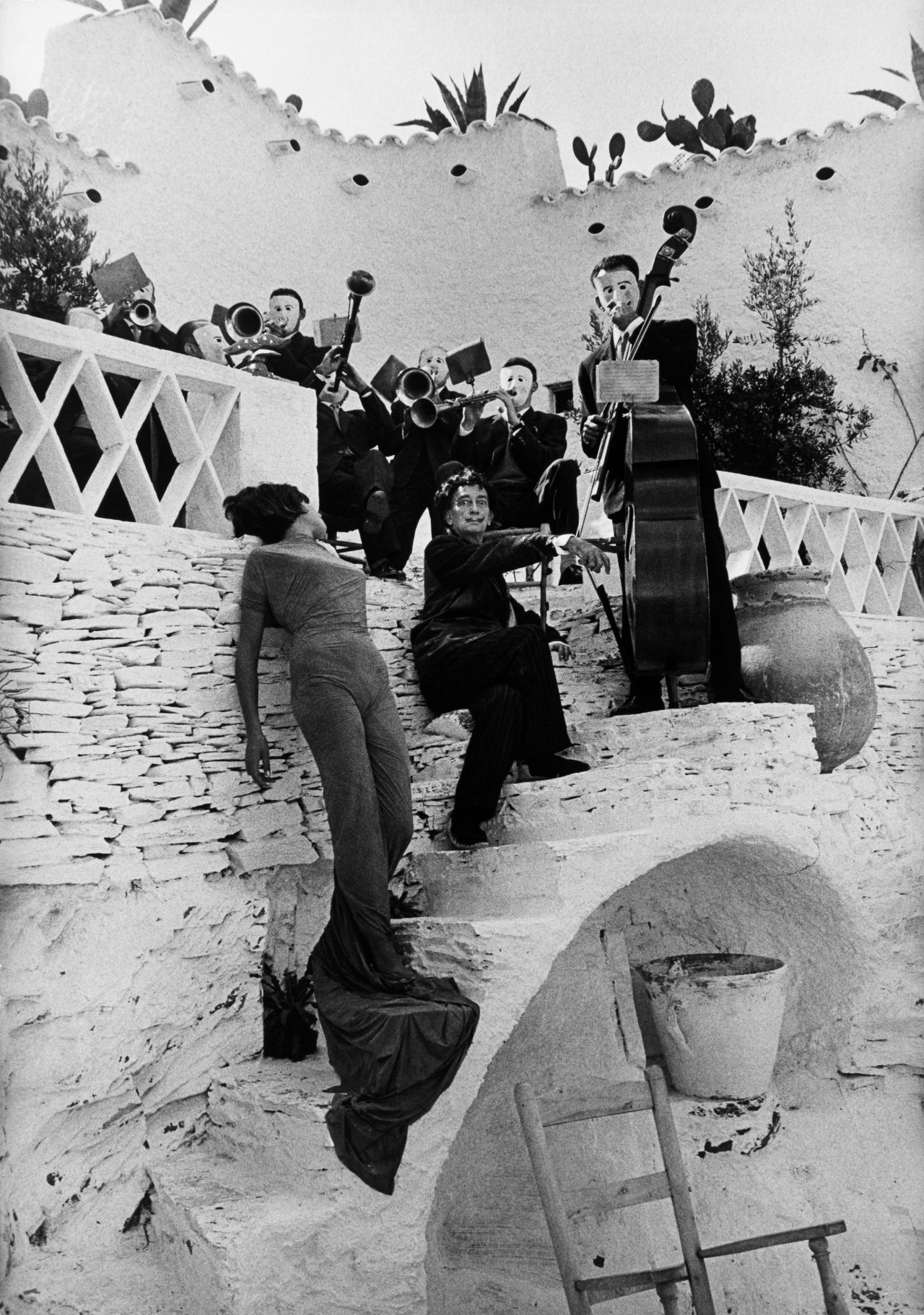 Auf diesem Bild ist das folgende Kunstwerk zu sehen: Philippe Halsman. Salvador Dalí in Port Lligat, Spanien. 1964.