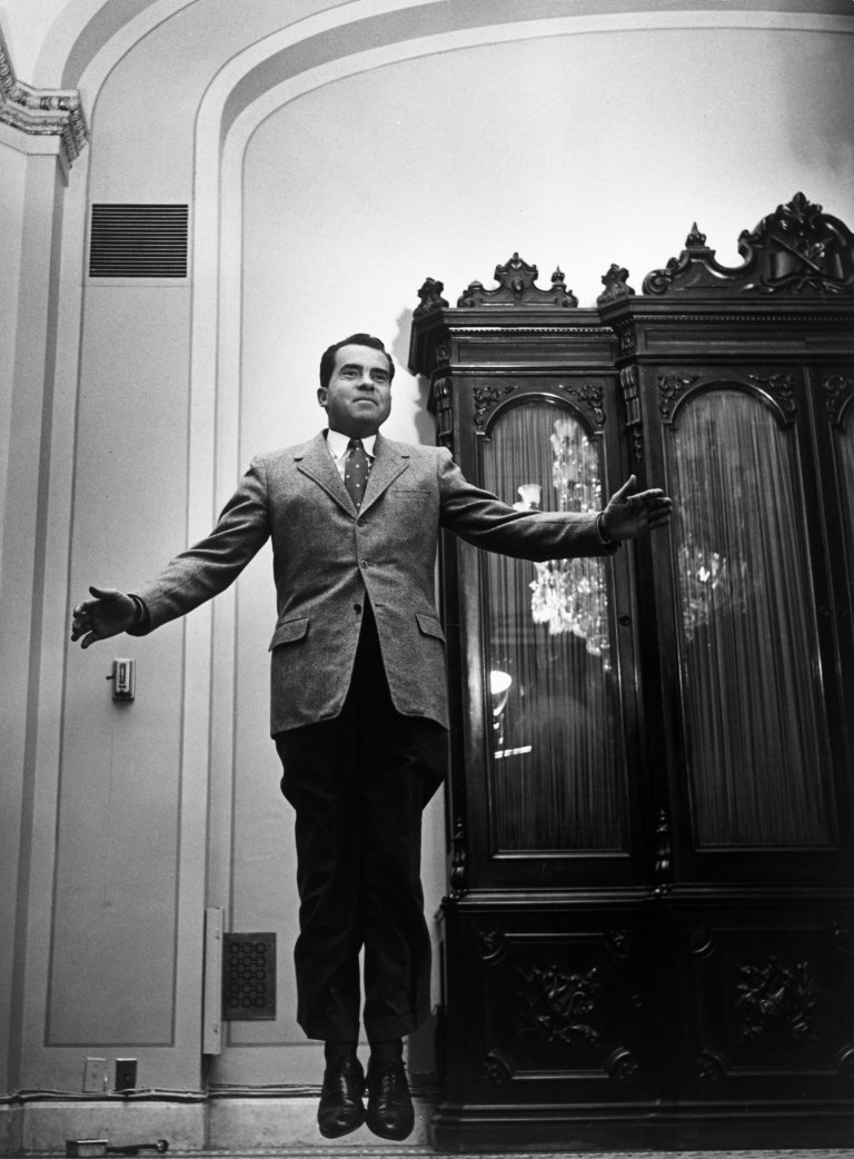 Auf diesem Bild ist das folgende Kunstwerk zu sehen: Philippe Halsman. Richard Nixon, aus der Serie „Jump pictures“. 1955.